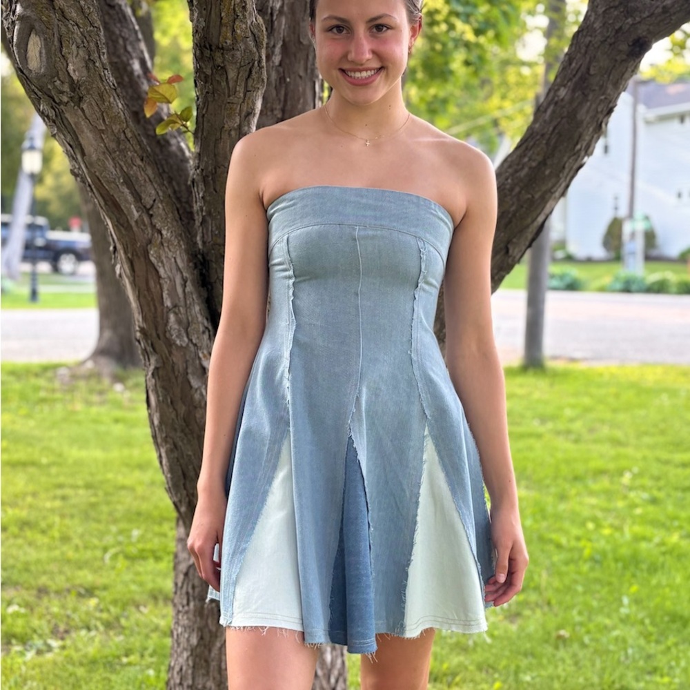 Britt Spears - Strapless Blue Denim Dress